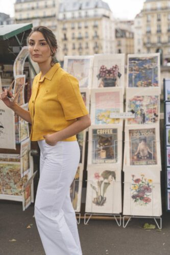 jeune-femme-debout-art-chemise-jaune-Paris